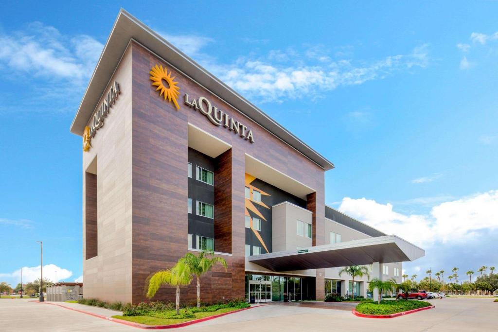 una representación de las suites de la posada solar en La Quinta by Wyndham McAllen Convention Center en McAllen