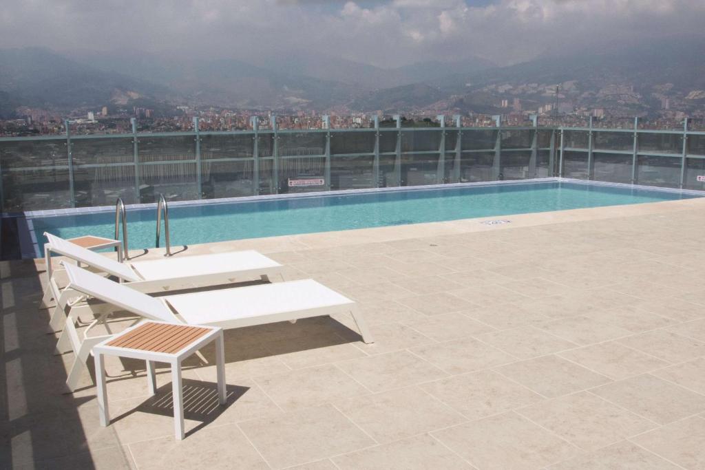 Bazén v ubytování La Quinta by Wyndham Medellin nebo v jeho okolí