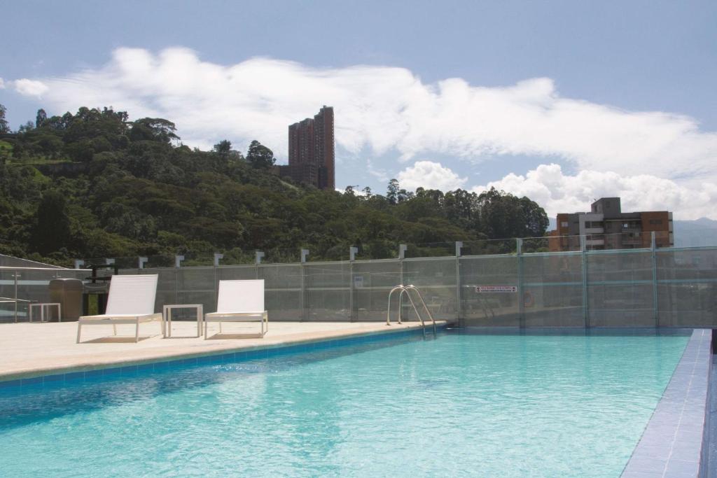 Bazén v ubytování La Quinta by Wyndham Medellin nebo v jeho okolí