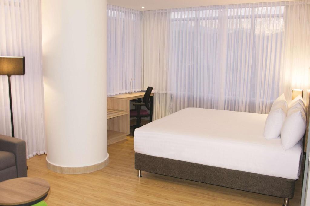Postel nebo postele na pokoji v ubytování La Quinta by Wyndham Medellin