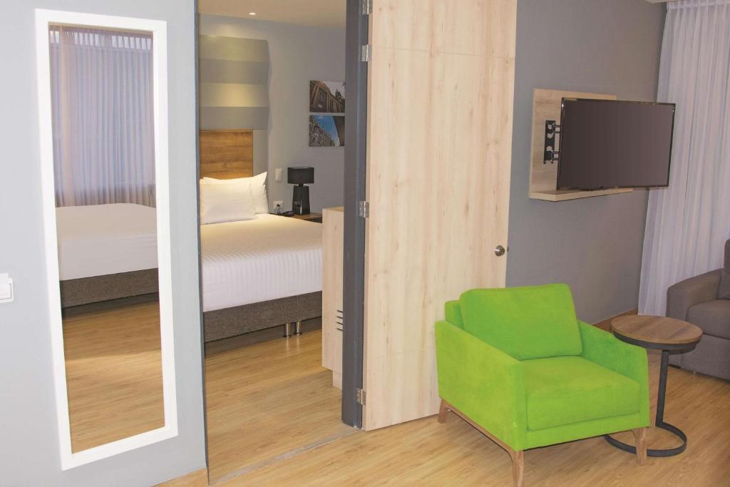 Postel nebo postele na pokoji v ubytování La Quinta by Wyndham Medellin