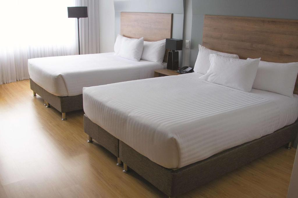 Postel nebo postele na pokoji v ubytování La Quinta by Wyndham Medellin