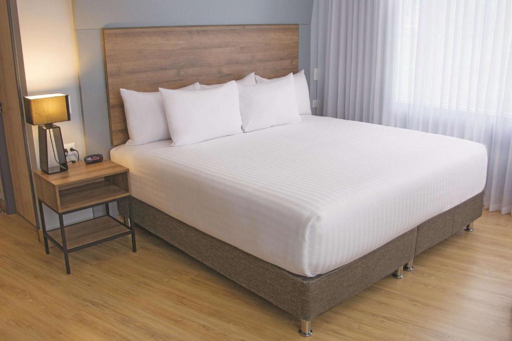 Postel nebo postele na pokoji v ubytování La Quinta by Wyndham Medellin