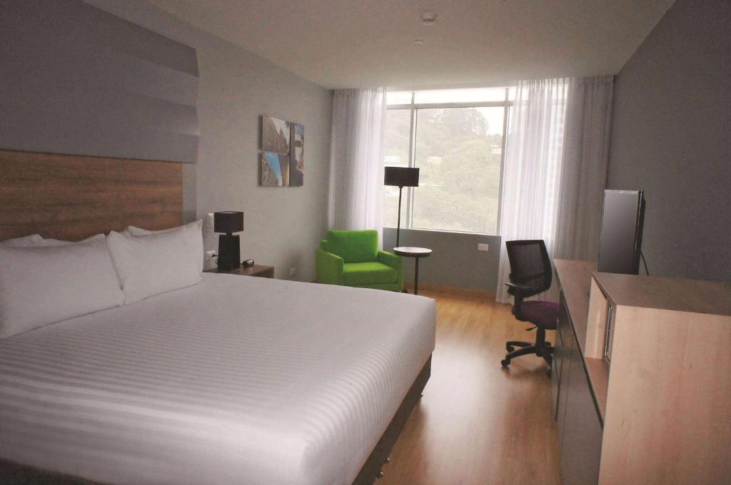 Postel nebo postele na pokoji v ubytování La Quinta by Wyndham Medellin