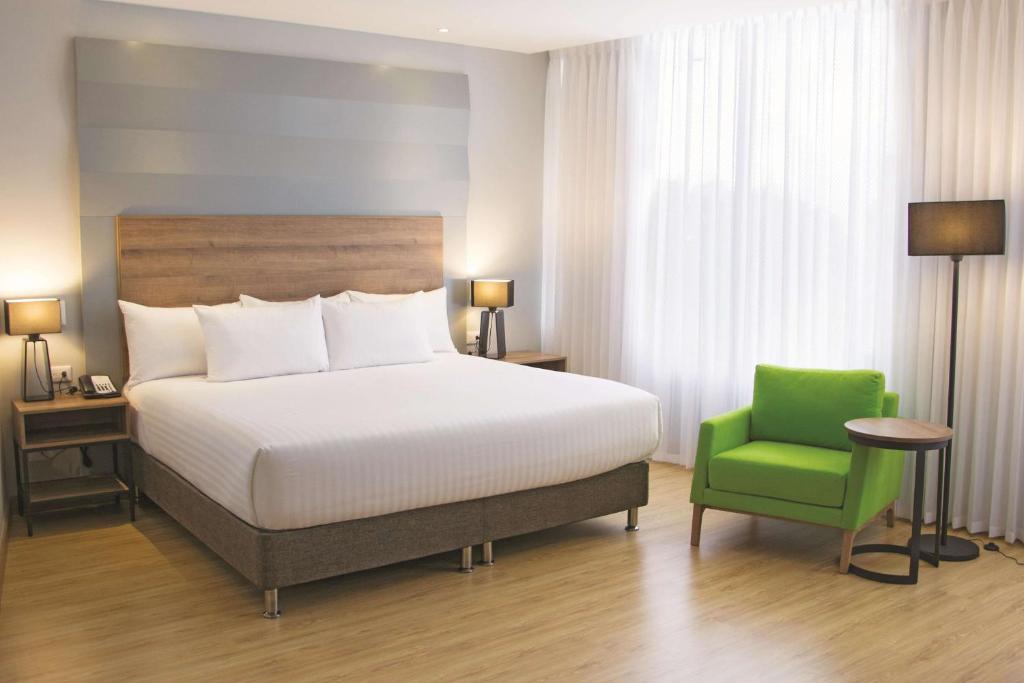 Postel nebo postele na pokoji v ubytování La Quinta by Wyndham Medellin