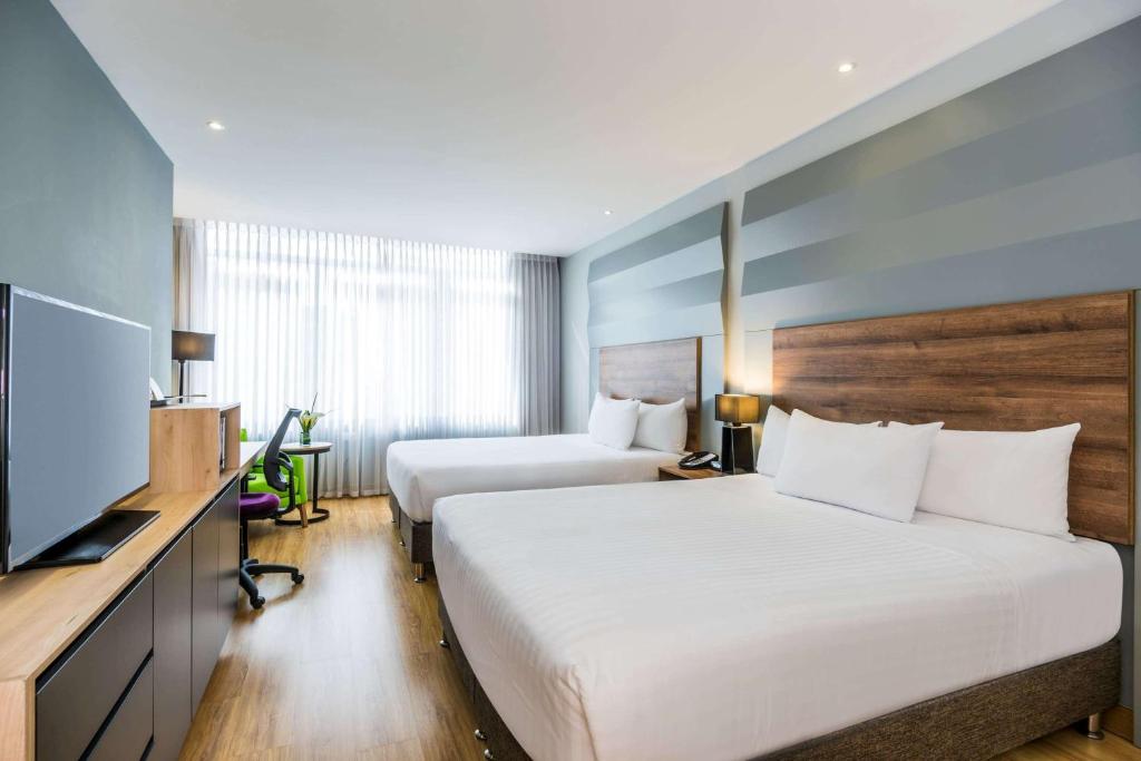 Postel nebo postele na pokoji v ubytování La Quinta by Wyndham Medellin