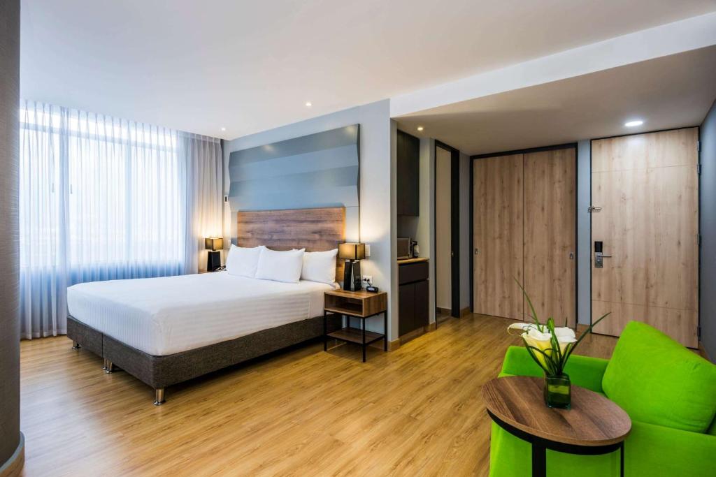 Postel nebo postele na pokoji v ubytování La Quinta by Wyndham Medellin
