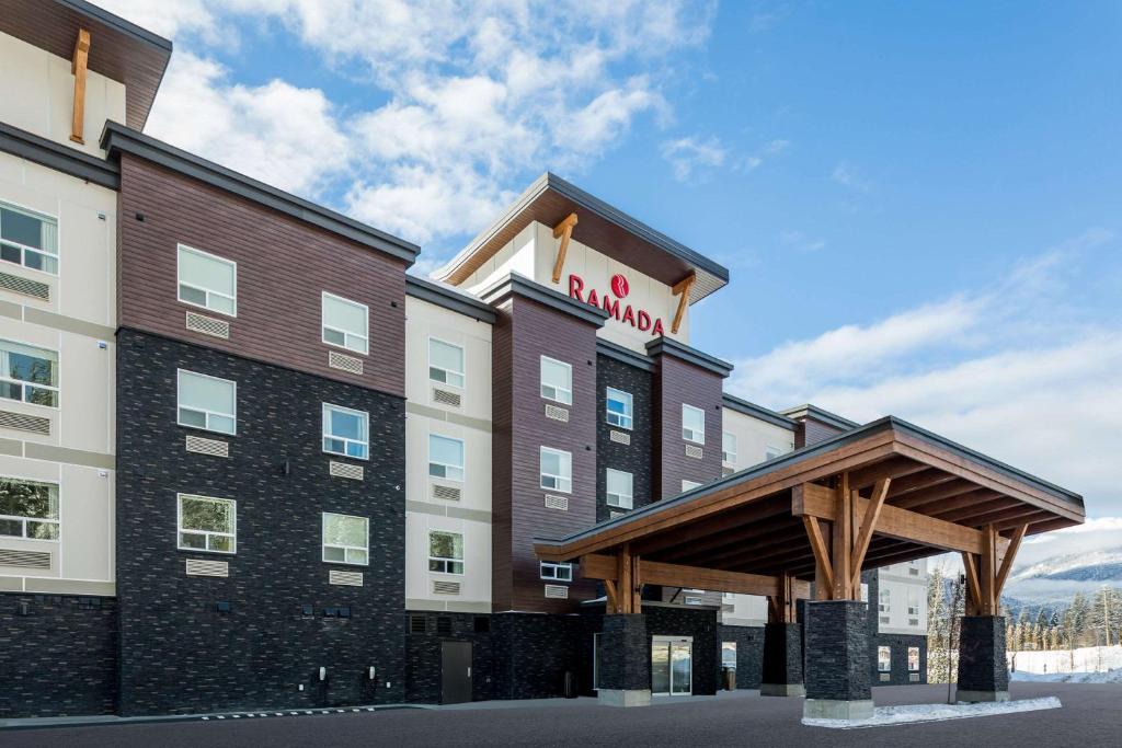 um hotel com toldo em frente a um edifício em Ramada by Wyndham Revelstoke em Revelstoke