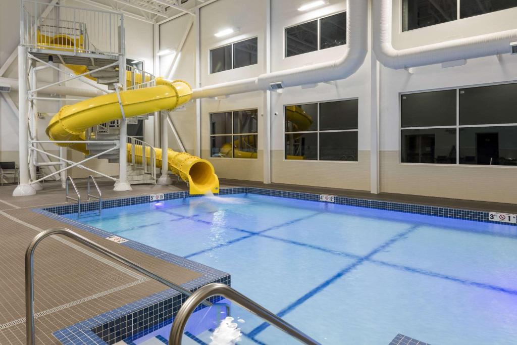 Bazén v ubytování Ramada by Wyndham Revelstoke nebo v jeho okolí