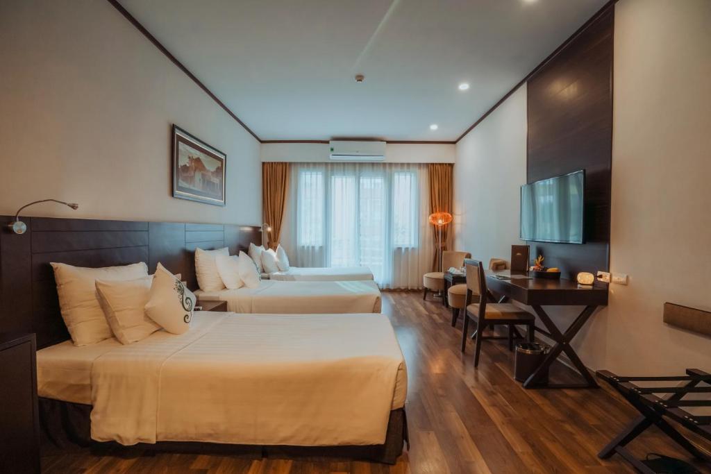 Postel nebo postele na pokoji v ubytování Thang Long Opera Hotel