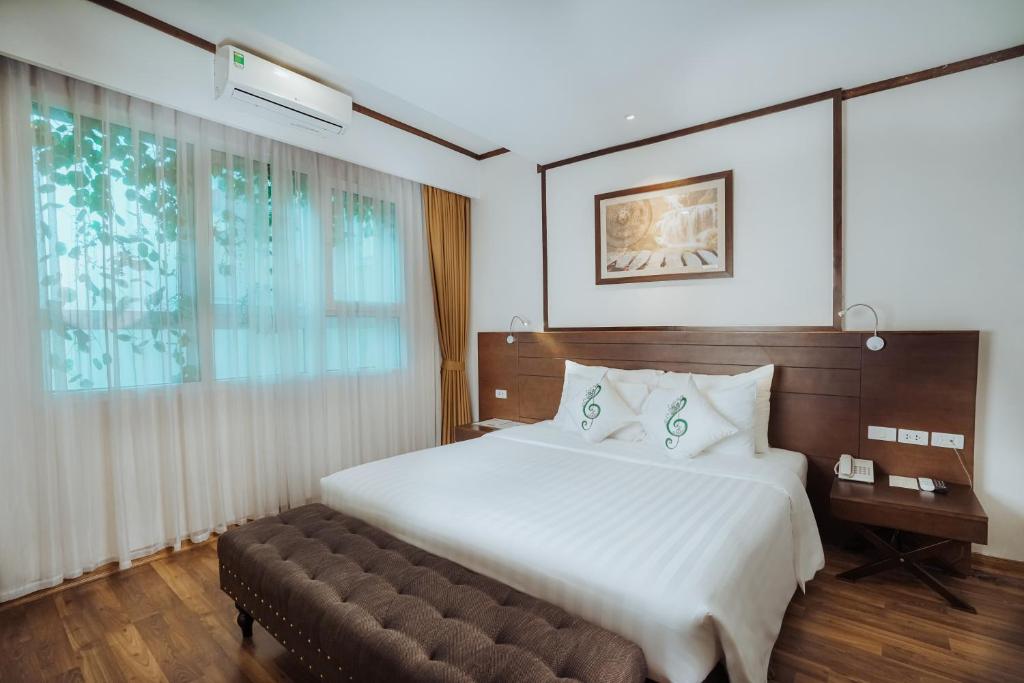 Postel nebo postele na pokoji v ubytování Thang Long Opera Hotel