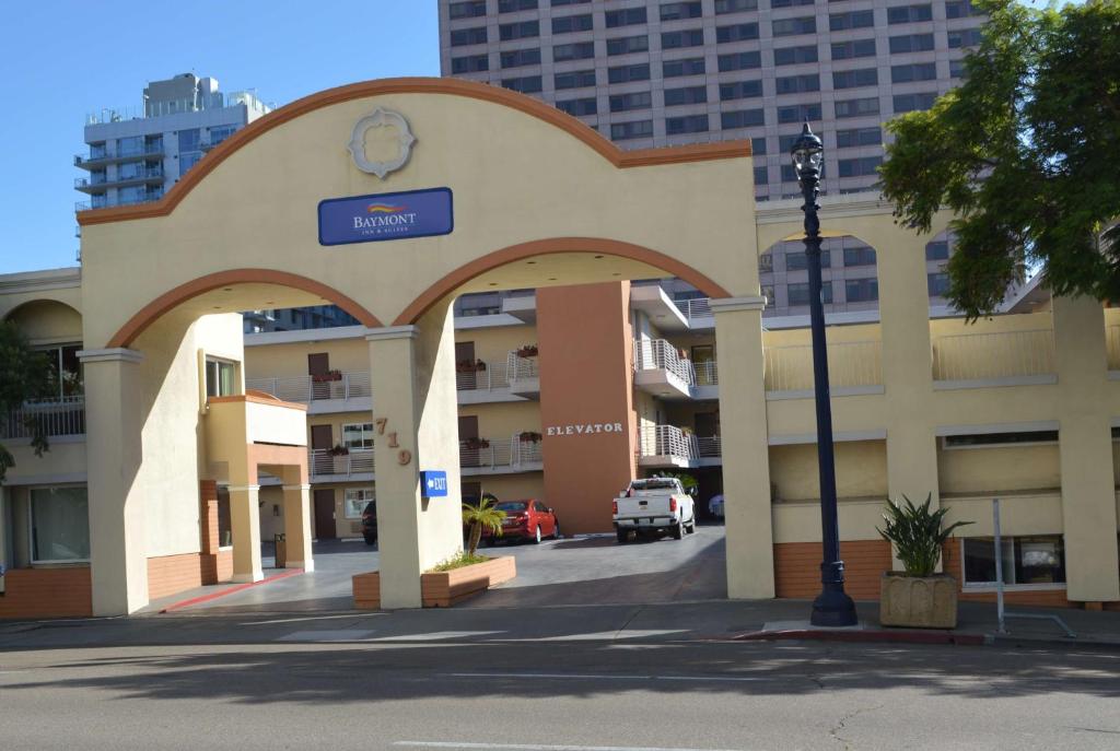 un edificio con un arco con un reloj en él en Baymont by Wyndham San Diego Downtown, en San Diego