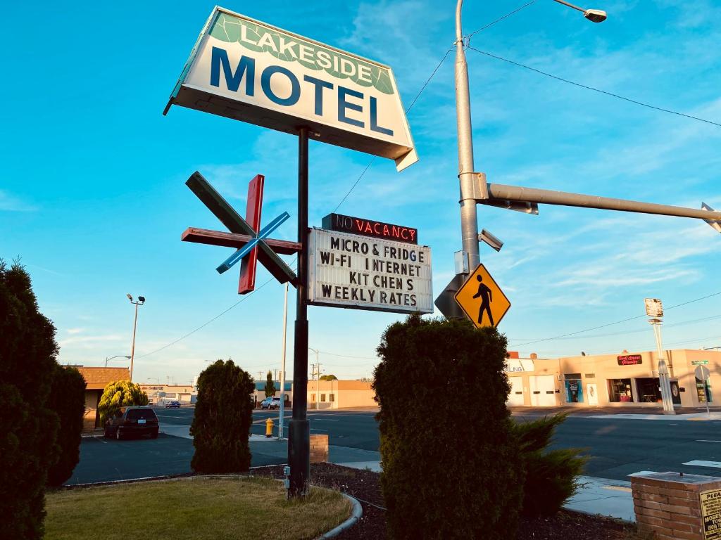 a motel sign in front of a parking lot at Lakeside Motel in Moses Lake