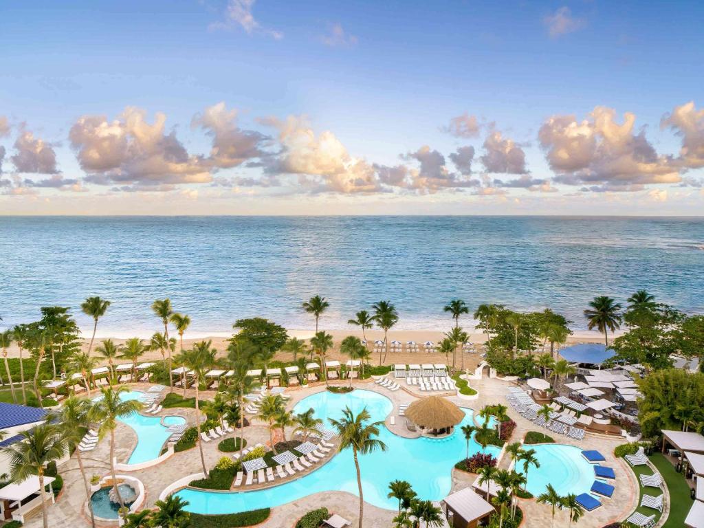 una vista aérea de la piscina en el complejo Excelence punta cana en Fairmont El San Juan Hotel, en San Juan