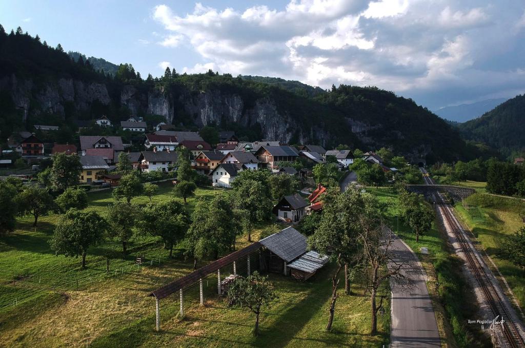 uma vista aérea de uma aldeia nas montanhas em Apartma pr´ Štengarju em Bohinjska Bela