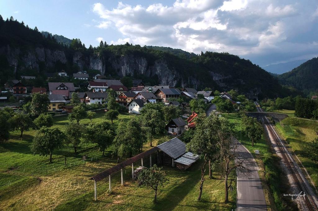 una vista aérea de un pueblo en las montañas en Apartma pr´ Štengarju, en Bohinjska Bela