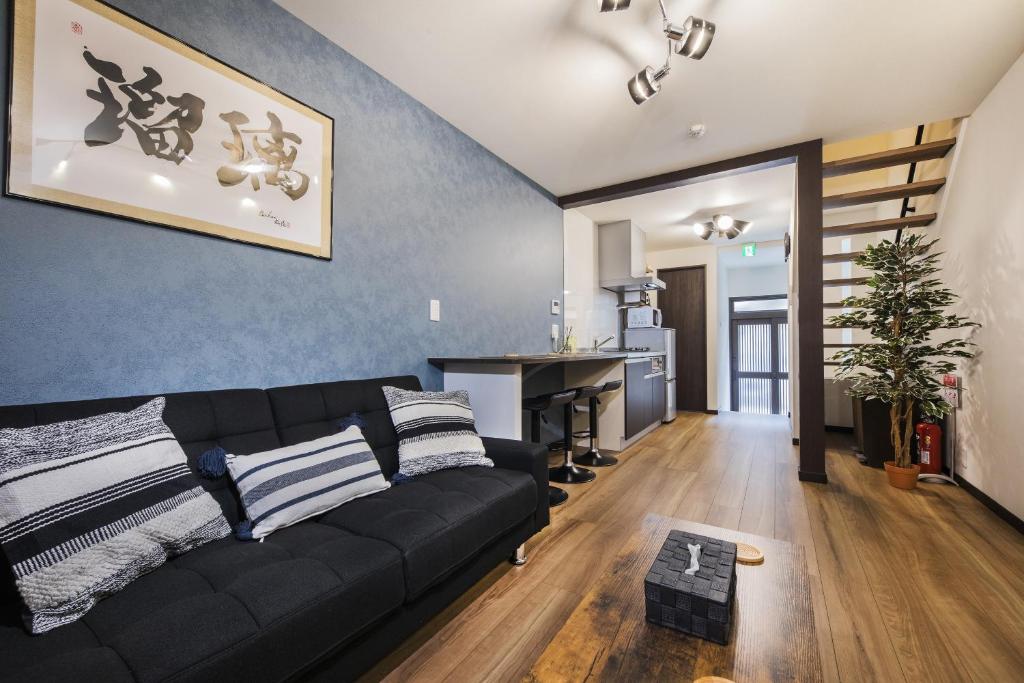 大阪市にあるShiki Homes 瑠璃のリビングルーム(黒いソファ、テーブル付)