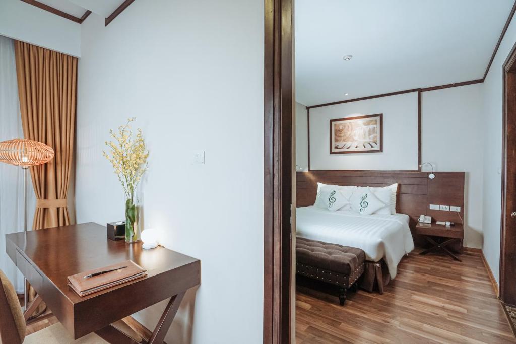 Postel nebo postele na pokoji v ubytování Thang Long Opera Hotel