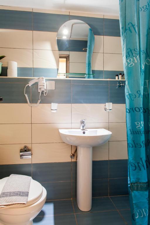 Koupelna v ubytování Mythos Suites Diskos