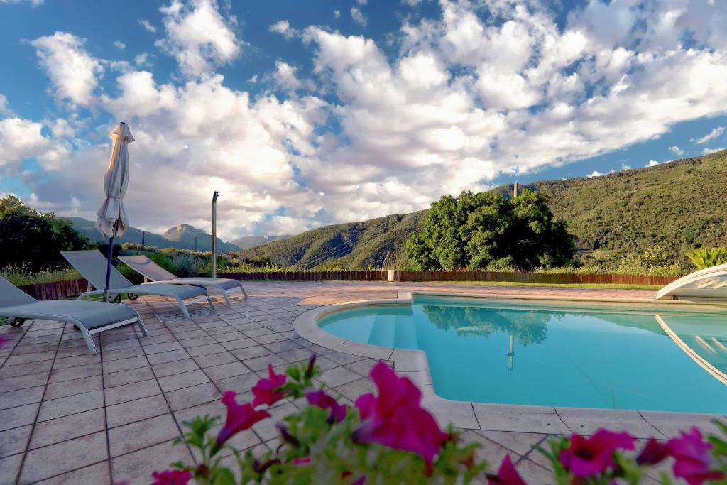 A general mountain view or a mountain view taken from A villát