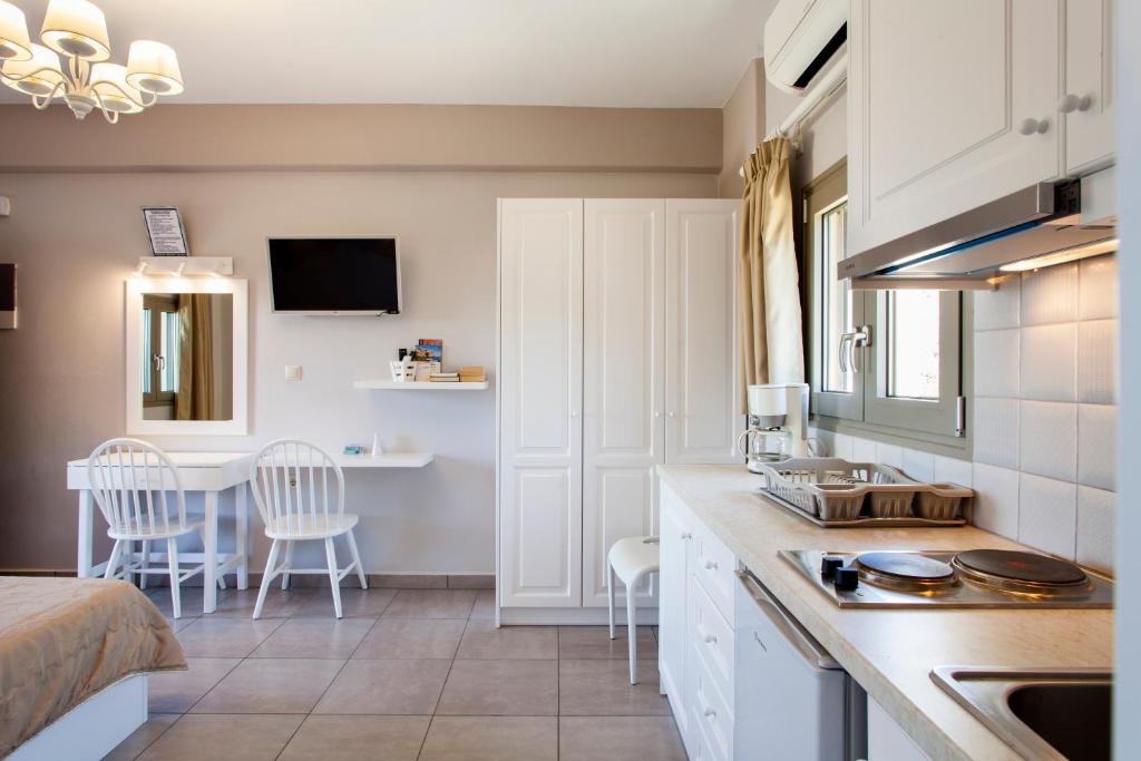 Kuchyň nebo kuchyňský kout v ubytování Mythos Suites Diskos