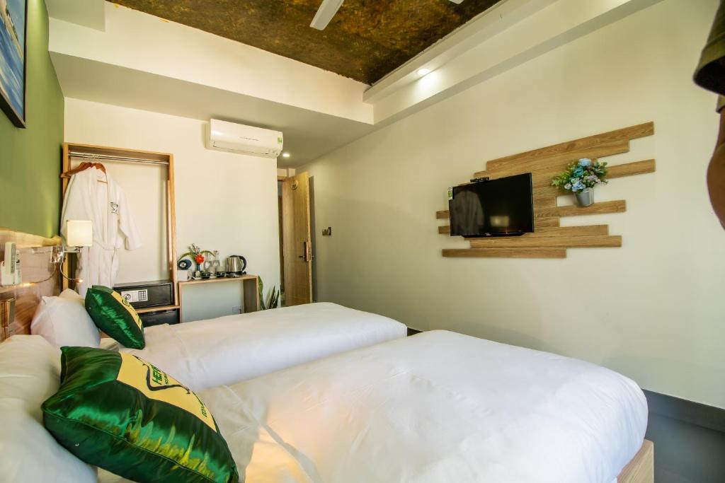 TV a/nebo společenská místnost v ubytování HOI AN HEART LODGE