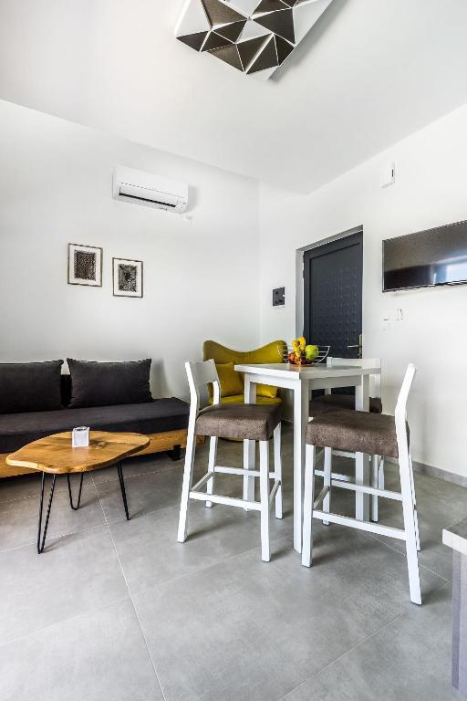 Telewizja i/lub zestaw kina domowego w obiekcie Villa Daniela & Apartments