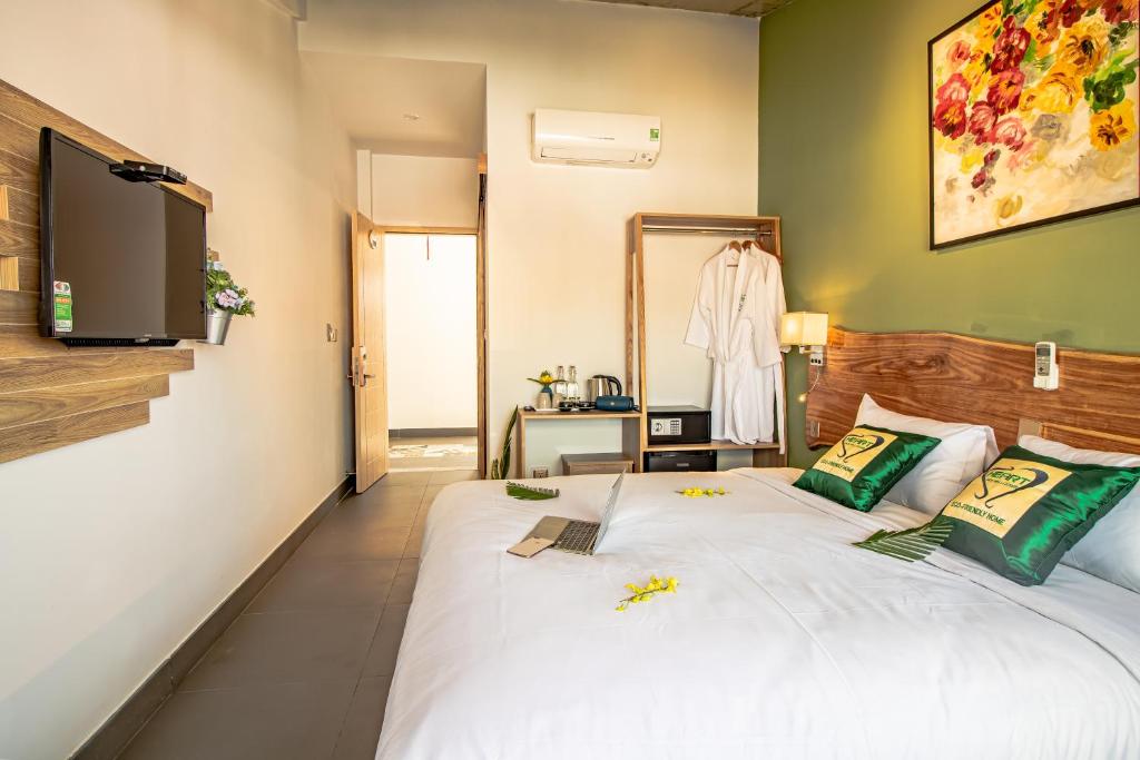 Postel nebo postele na pokoji v ubytování HOI AN HEART LODGE