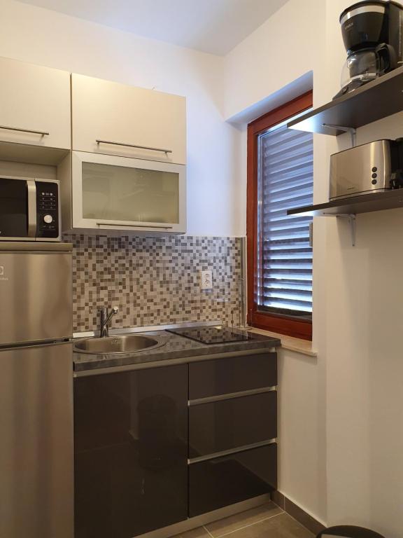 Kuchyň nebo kuchyňský kout v ubytování Apartmani Nada