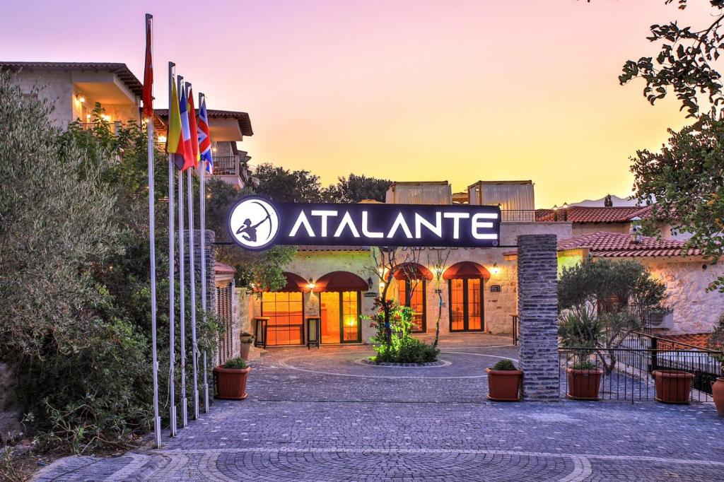 een hotel met een bord dat Atlantische bij Atalante Hotel in Kas