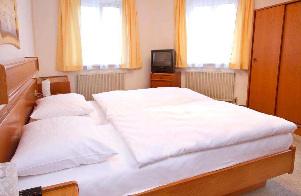 Postel nebo postele na pokoji v ubytování Hotel zur Sonne