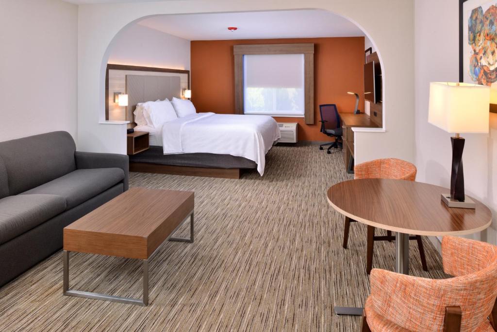 Holiday Inn Express Hotel & Suites Arcata/Eureka-Airport Area, an IHG Hotel - King Suite Con Baño De Spa