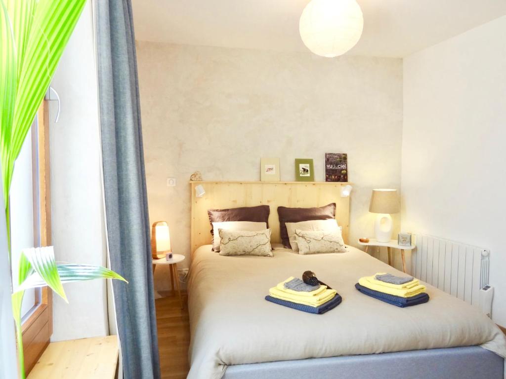 une chambre avec un lit avec deux serviettes dessus dans l'établissement La Couette Enchantée - Parking - Zimmerbach, à Zimmerbach