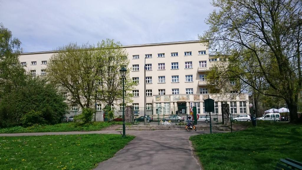 osoba jeżdżąca rowerem przed budynkiem w obiekcie Nawojka Hotele Studenckie w Krakowie