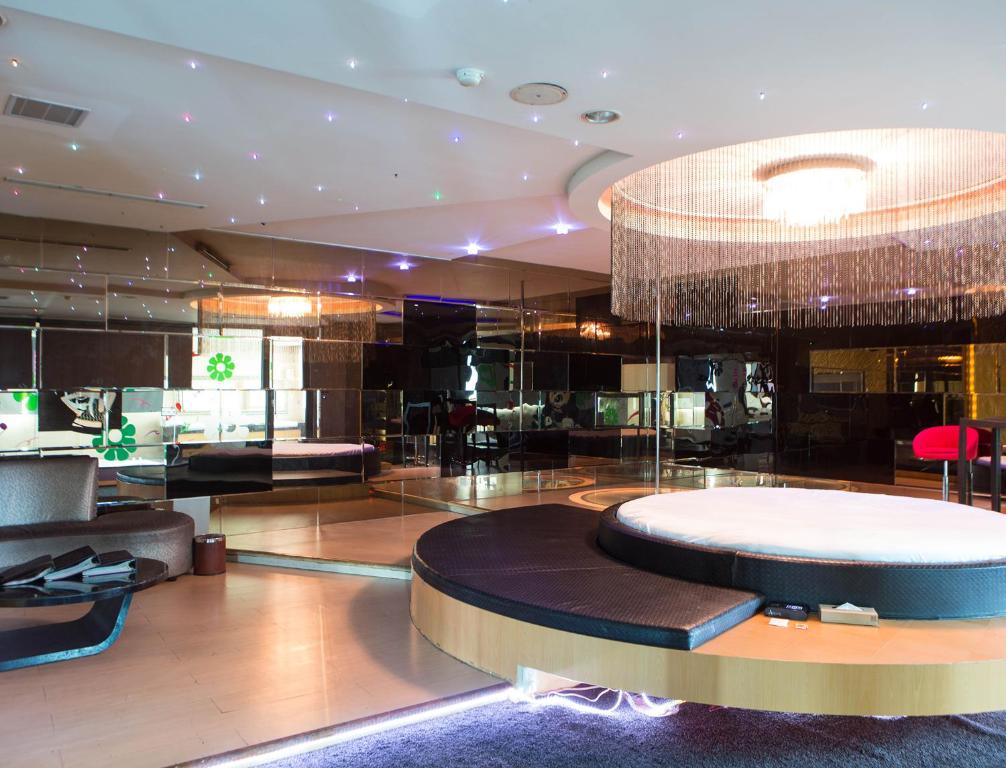 eine Lobby mit einem runden Tisch und einem Kronleuchter in der Unterkunft All-Ur Boutique Motel-Ping Tung Branch in Pingtung