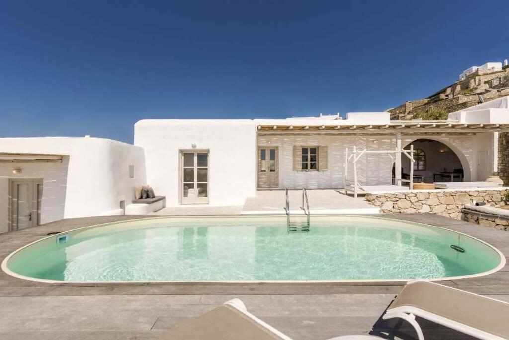 una piscina en el patio trasero de una casa en Villa Esencia, en Agios Ioannis Mykonos