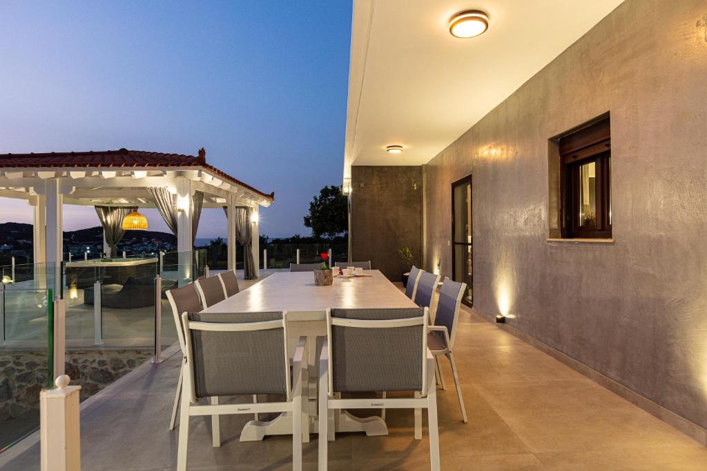 Patio nebo venkovní prostory v ubytování Promitheas Villa, with Pool & Heated Spa Whirlpool, By ThinkVilla