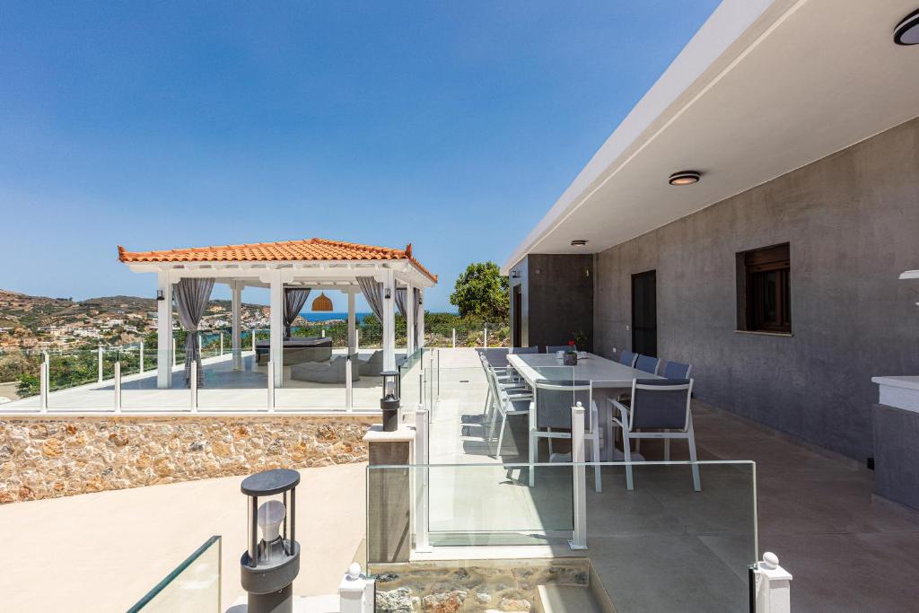 Balkón nebo terasa v ubytování Promitheas Villa, with Pool & Heated Spa Whirlpool, By ThinkVilla