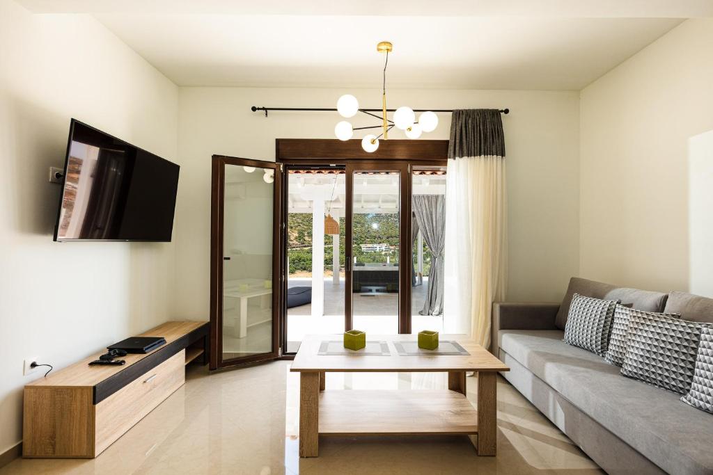 TV a/nebo společenská místnost v ubytování Promitheas Villa, with Pool & Heated Spa Whirlpool, By ThinkVilla