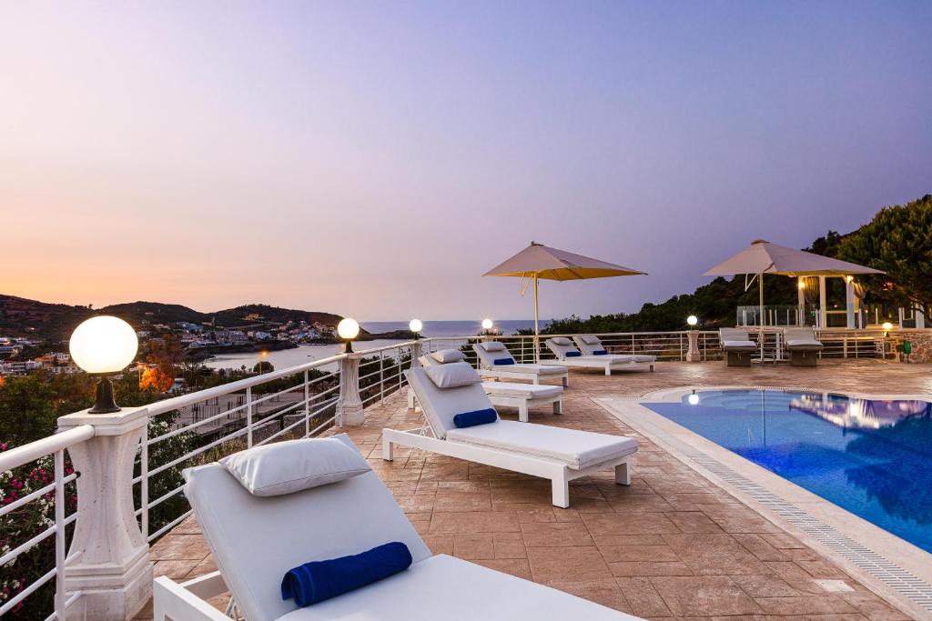 Bazén v ubytování Promitheas Villa, with Pool & Heated Spa Whirlpool, By ThinkVilla nebo v jeho okolí