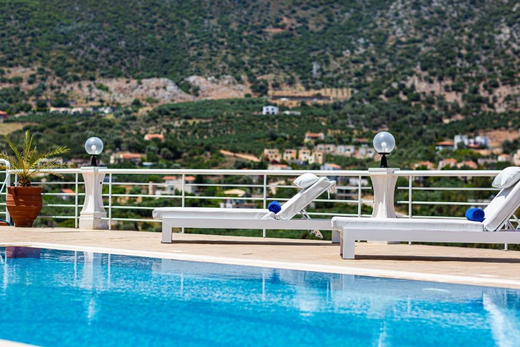 Bazén v ubytování Promitheas Villa, with Pool & Heated Spa Whirlpool, By ThinkVilla nebo v jeho okolí
