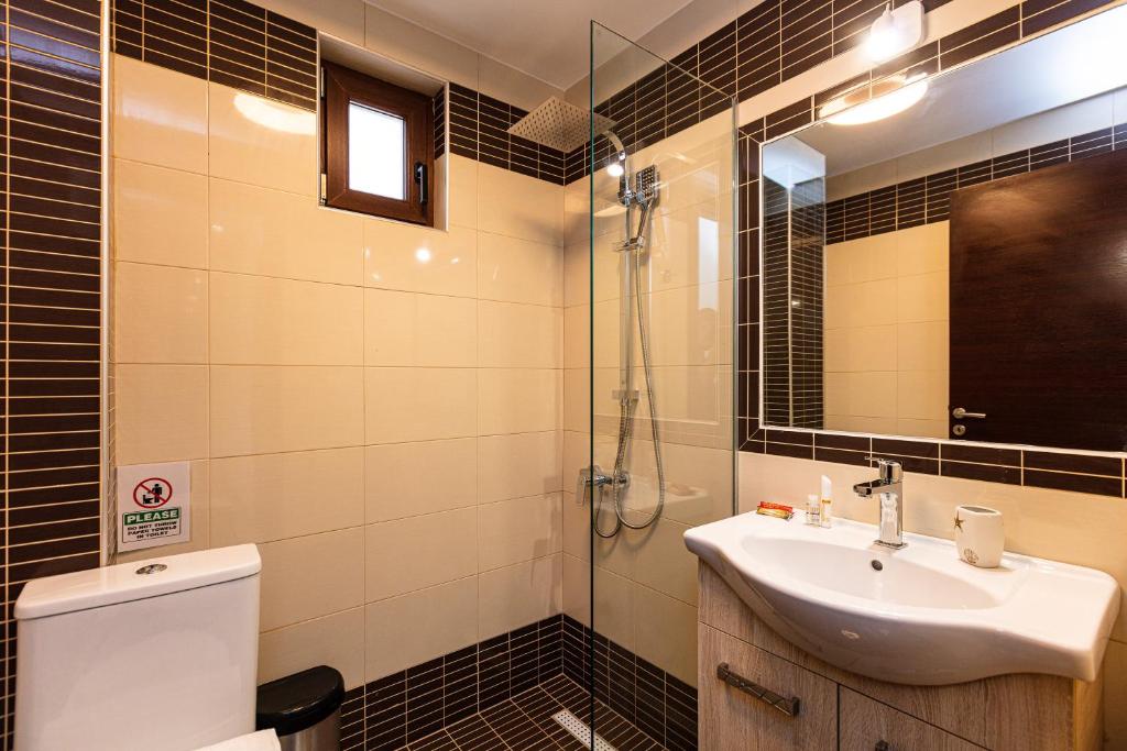 Koupelna v ubytování Promitheas Villa, with Pool & Heated Spa Whirlpool, By ThinkVilla