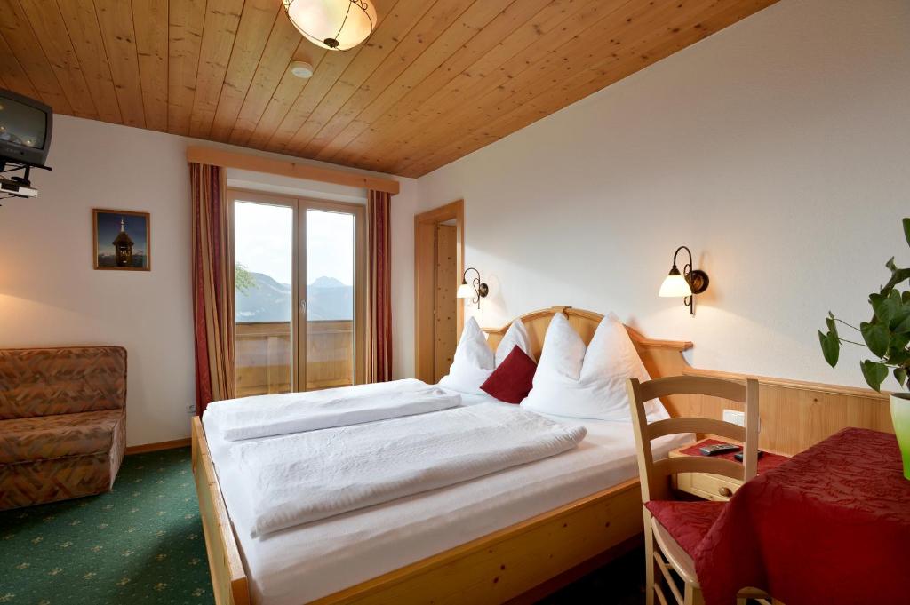 Postel nebo postele na pokoji v ubytování Alpengasthof Hirschberg