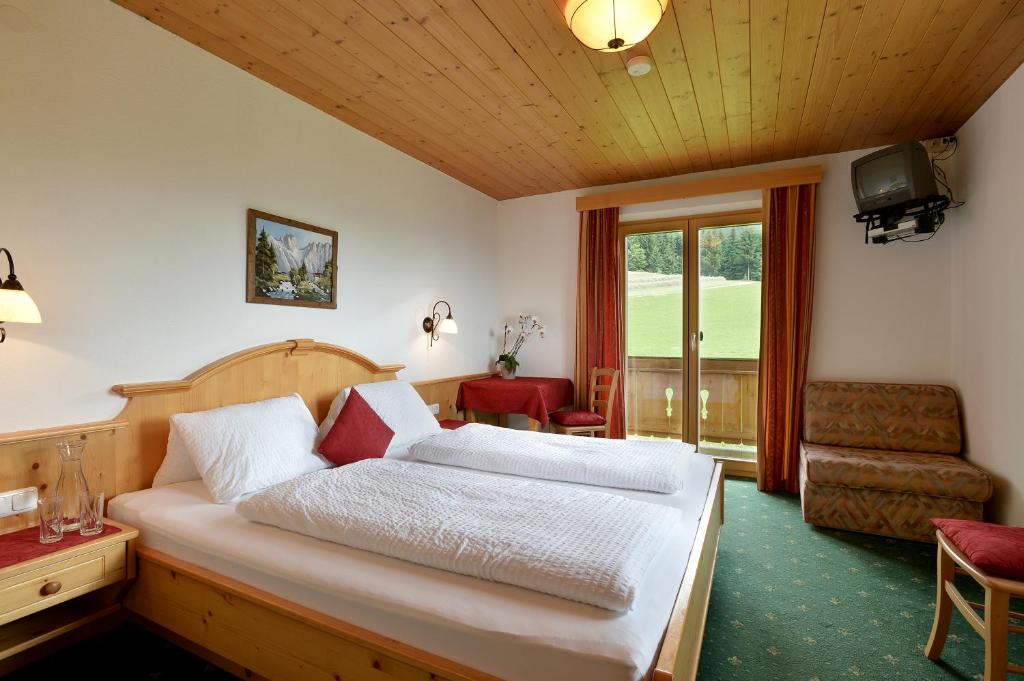 Postel nebo postele na pokoji v ubytování Alpengasthof Hirschberg
