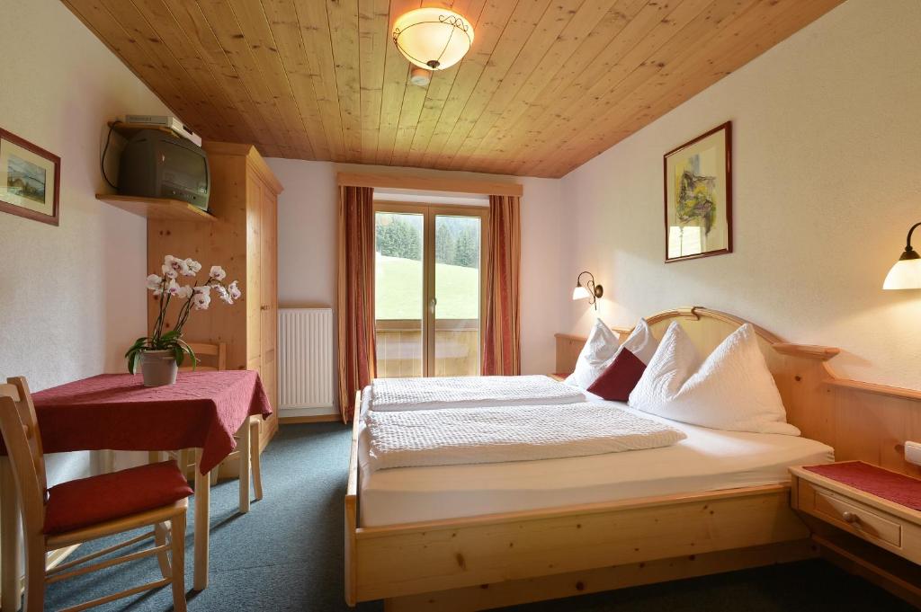 Postel nebo postele na pokoji v ubytování Alpengasthof Hirschberg