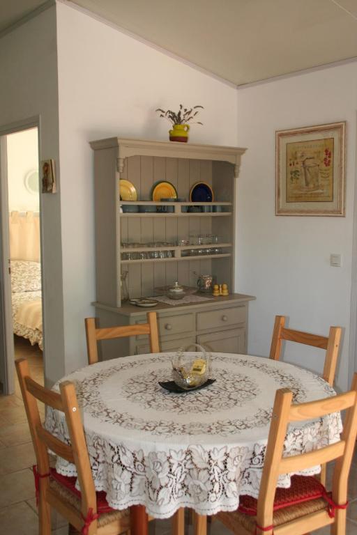 ein Esszimmer mit einem Tisch und einer Küche in der Unterkunft le bien placé in Salernes