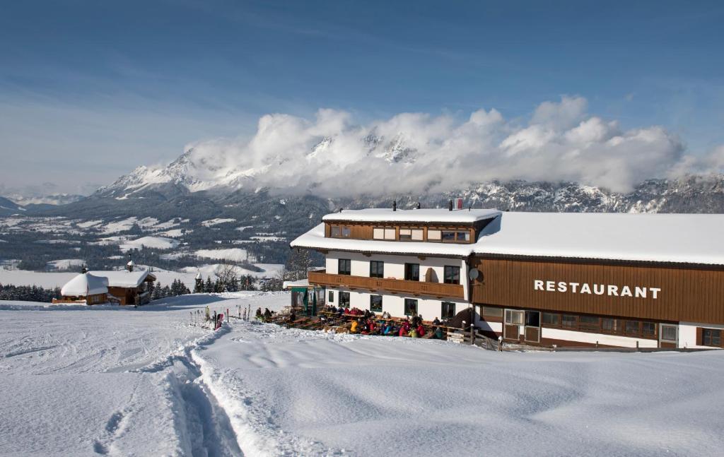 Nespecifikovaný výhled na hory nebo výhled na hory při pohledu z hotelu