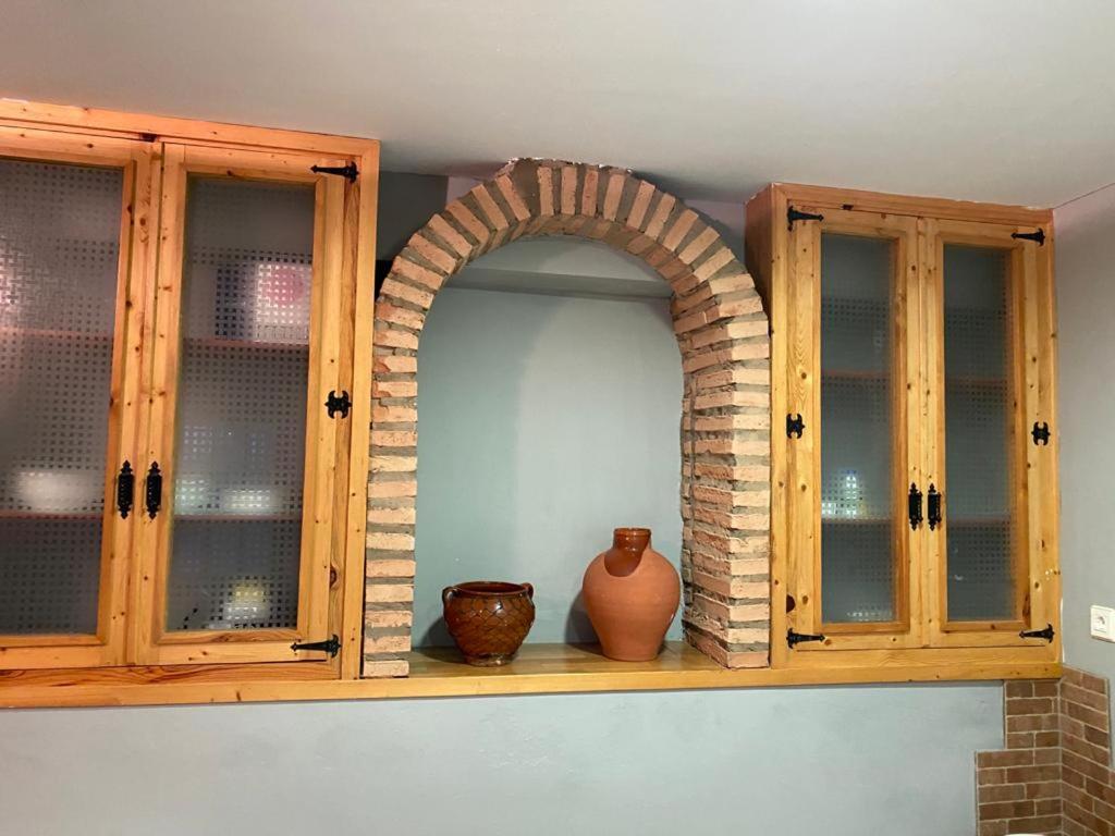 un armadio in legno con arco in camera di Casa MARIA VILLARROYA a Villarroya