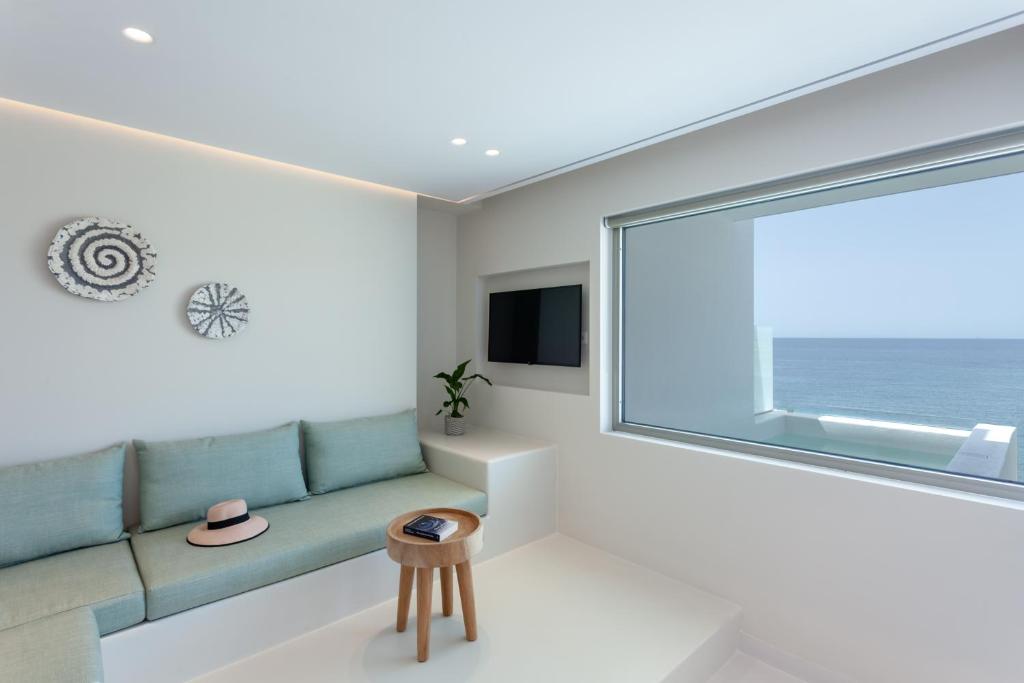 TV a/nebo společenská místnost v ubytování Infinity View Hotel Tinos