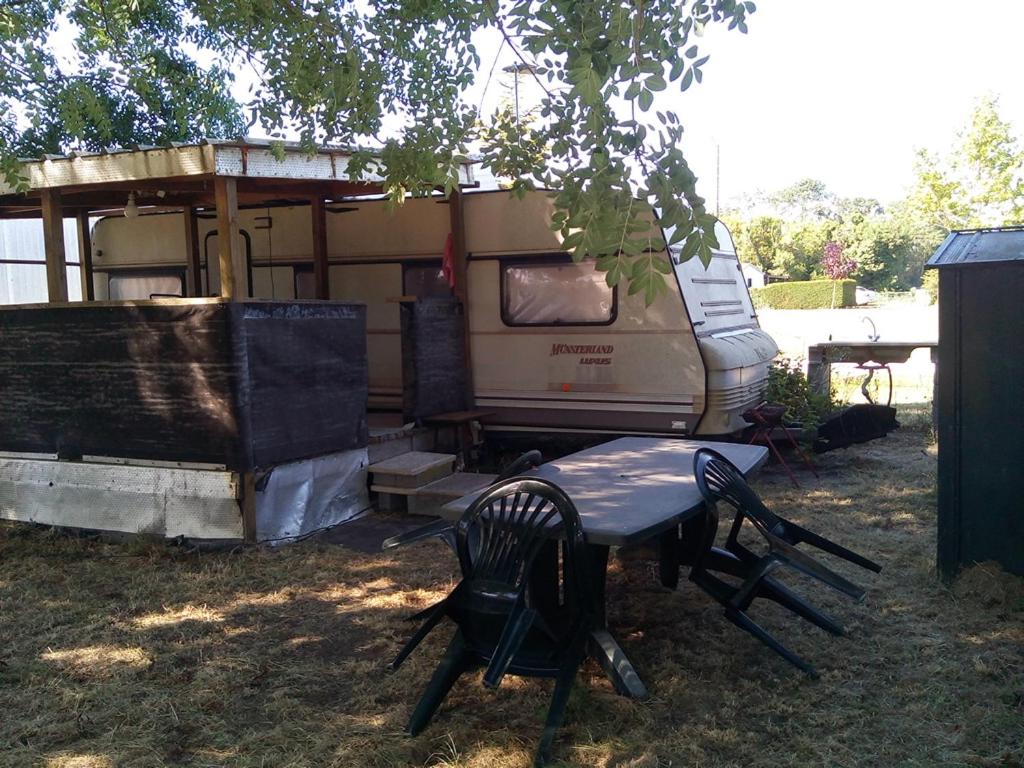 d'une table et de chaises devant une réserve dans l'établissement Caravane camping Prée Marennes, à Marennes